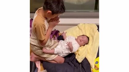 弟を“寝かしつける”9歳兄にほっこり…「起きないでよく眠ってね」手を合わせてお願い　普段の関係性を聞いた