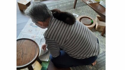 「親父が拾ってきたんだけど」“命の恩人”になつく子猫の姿が可愛い…いつも一緒? 生活ぶりを聞いた