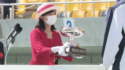 【速報】佳子さま、いちごカラーの装いで国体の閉会式へ　天皇杯・皇后杯を授与　