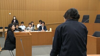 小学生から高校生が本格模擬裁判に挑戦　法廷さながら教室で殺人未遂事件について討論　東京・国士舘大学