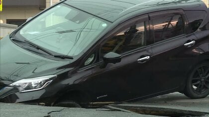 宮城・石巻市の踏切で道路陥没し乗用車はまる　水道管破裂し漏水も　前日の地震の影響か