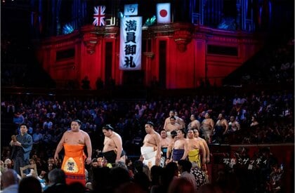 大相撲ロンドン公演が開幕　「横綱 Win！」豪快な取り組みに実況も大興奮　アンバサダーのキティちゃんもエール