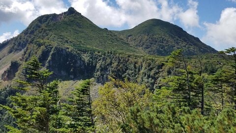 八ヶ岳連峰天狗岳で遭難 61歳女性が岩場で足を滑らせて転倒 警察、消防、遭対協が救助 左足首骨折で重傷