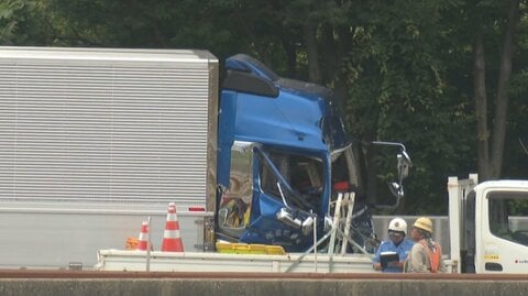 北陸道の大型トラック追突事故、死者は2人に　意識不明の36歳男性の死亡確認　工事後の撤去作業が行われる中で発生