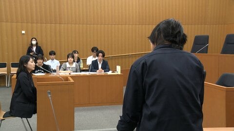 小学生から高校生が本格模擬裁判に挑戦　法廷さながら教室で殺人未遂事件について討論　東京・国士舘大学