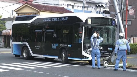 「蚊を追い払おうと」都営バス運転手がハンドル操作誤り信号機に衝突　乗客の男性2人けが　東京・江戸川区