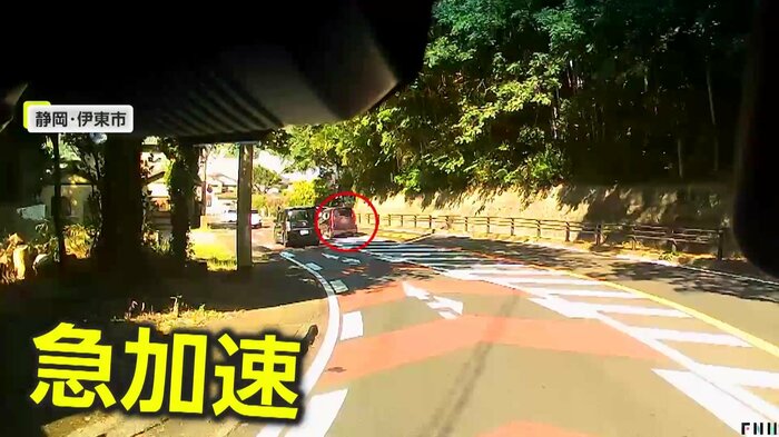 急加速し強引に追い越しを行う瞬間(FNN投稿サイト「ビデオPost」)(提供:まぁやん)