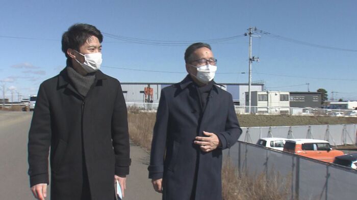 閖上東地区に操業拠点の移転を決めた、株式会社「陣中」福山良爾社長(右)