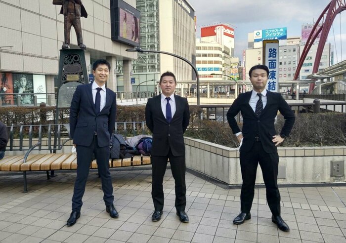 「できる限りのことはやった」とすがすがしい表情で写真に収まる3人