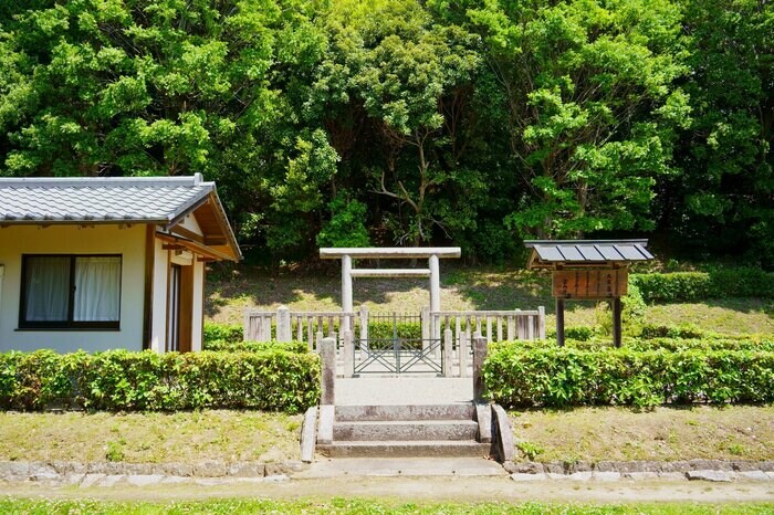卑弥呼の墓という説もある箸墓古墳 箸墓の拝所(奈良・桜井市)