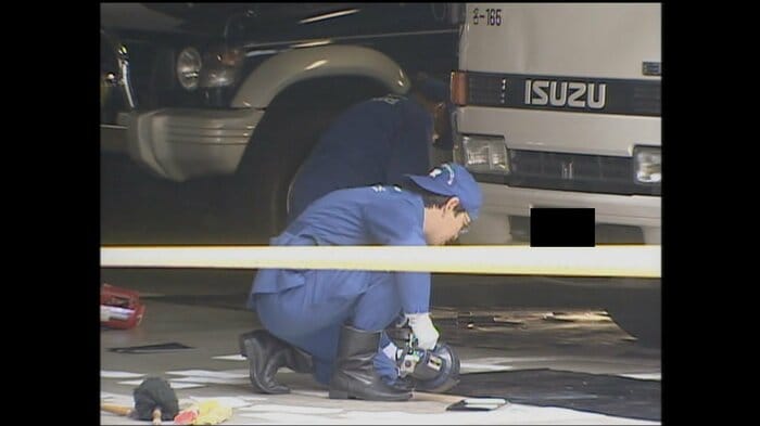 襲撃された現金輸送車(名古屋市・2002年11月)