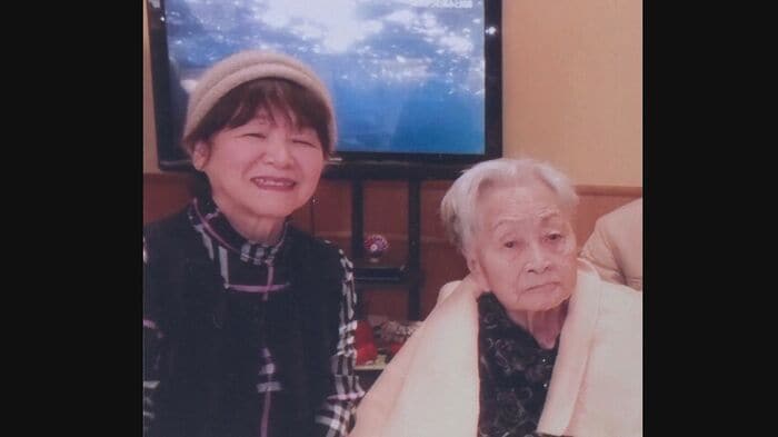 浅井さんの義母・以久さん(右)