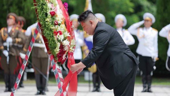 戦死者の墓を参拝する金総書記