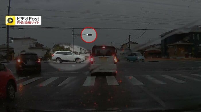 信号が青に変わった約5秒後、左から走ってきた信号無視の車
