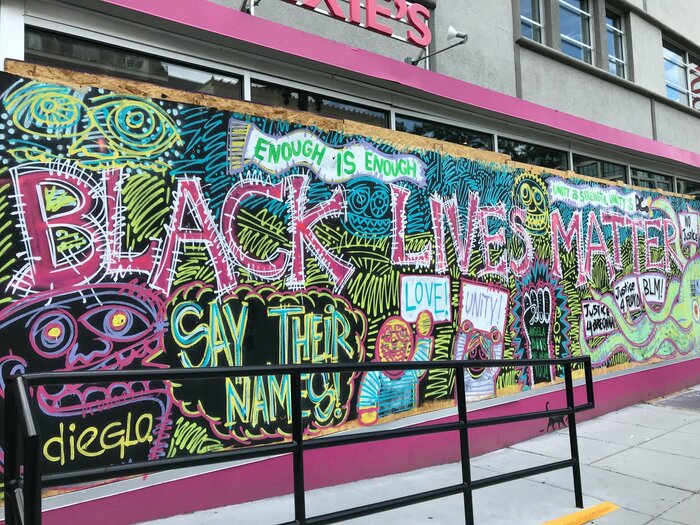 街中に設置されている「Black Lives Matter.(黒人の命は大切だ)」の看板