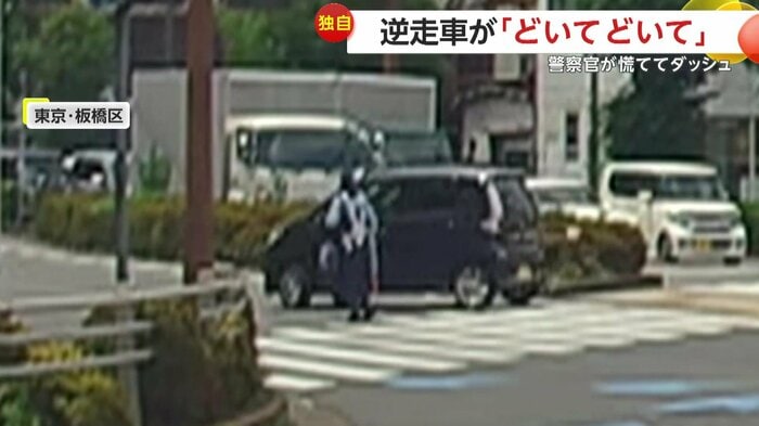 本来の車線に誘導していた警察官(視聴者提供)