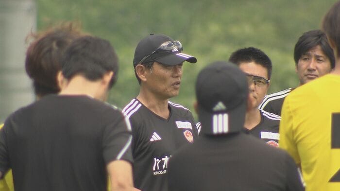 練習前のミーティングで選手を鼓舞する森山監督
