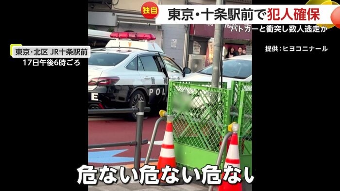 ドアが開いたまま発進するパトカー