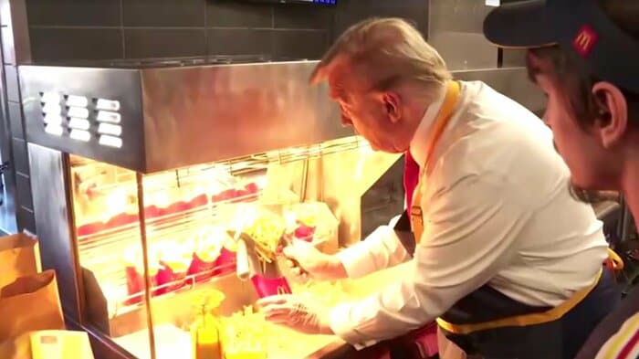 ペンシルベニア州のマクドナルドでポテトを箱に詰めるをしたトランプ氏(10月20日)