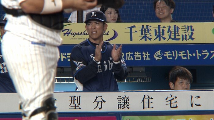 チームを鼓舞する松井監督(9月30日 vsロッテ)