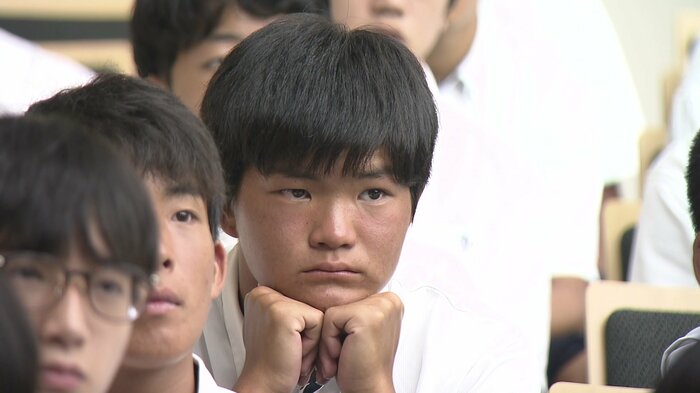 真剣な表情で原田さんの話を聞く生徒たち