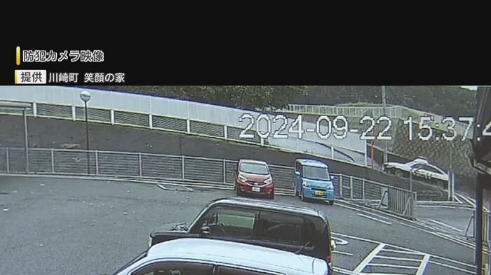 容疑者が運転する車を追いかけるパトカー