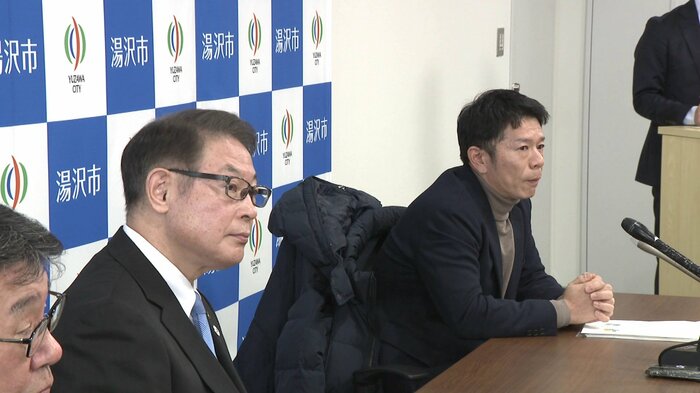 湯沢市の佐藤一夫市長とともに会見する藤田さん