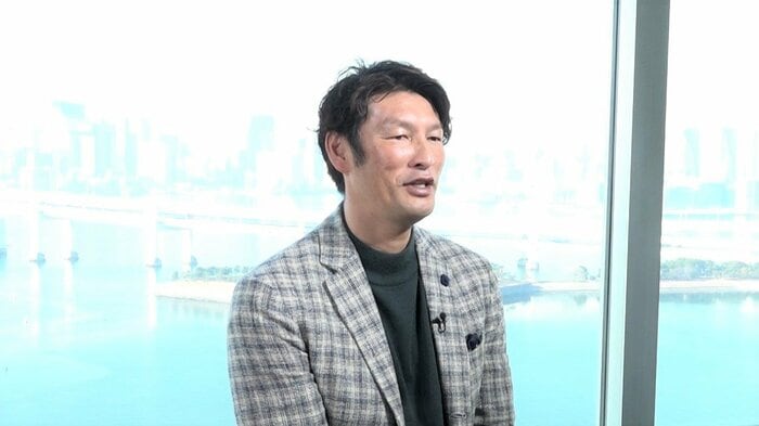 先輩として小森に期待を寄せる 巻誠一郎