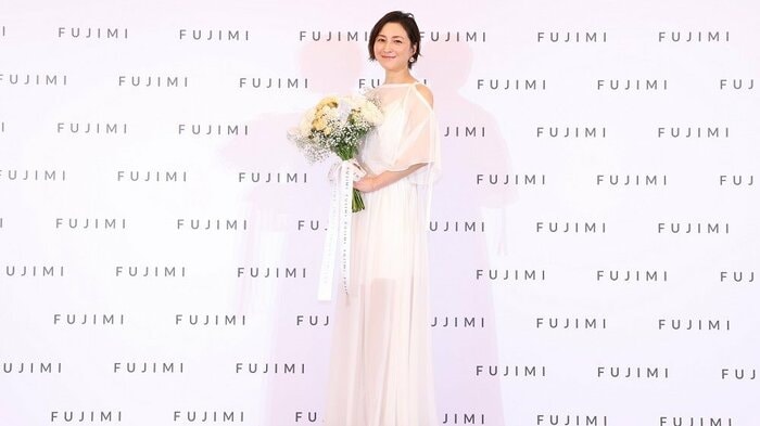 真っ白なドレスの全身ショット