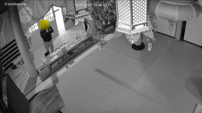 犯行前に「お参り」する男(防犯カメラ映像)