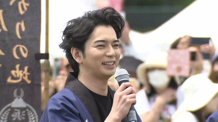 「浜松まつり」参加者を前に挨拶をする松本潤さん(5日午前)