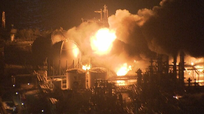 激しく爆発・炎上するガスタンク　千葉・市原市　2011年3月11日