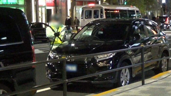 駐車監視員が、外交官ナンバー車を取り締まる様子(2019年 都内)