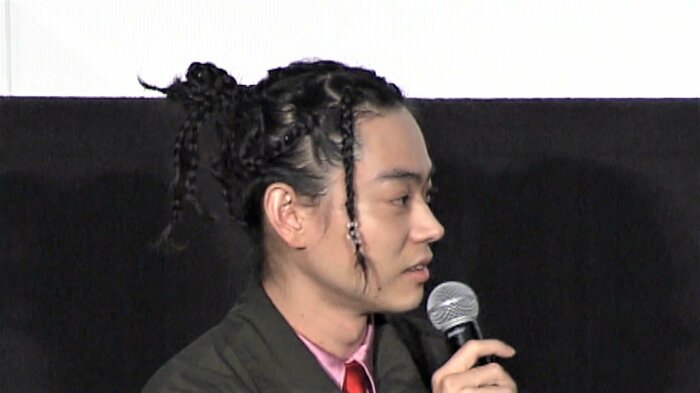 三つ編みとちょんまげを組み合わせたドレット風ヘア