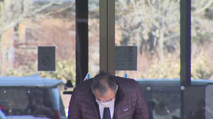 報道陣に向けて深く一礼をする桂田精一被告