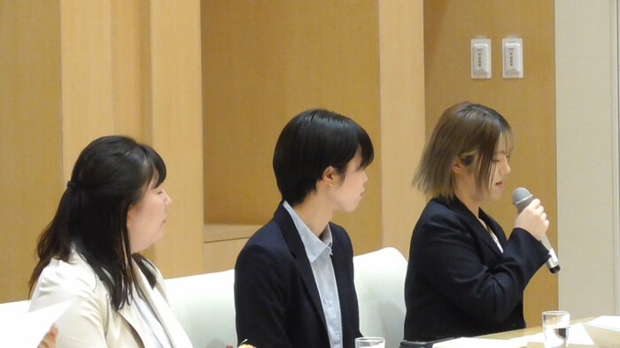 「小池知事と働く女性との意見交換会」での浅津さん(右)