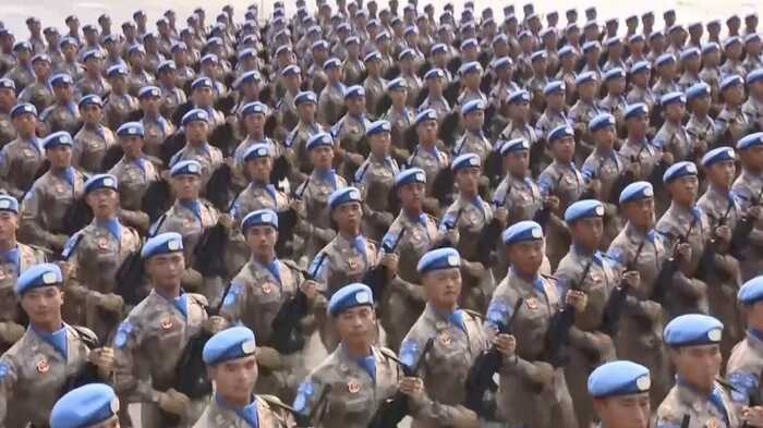 パレードで行進する中国軍の国連平和維持部隊の兵士たち