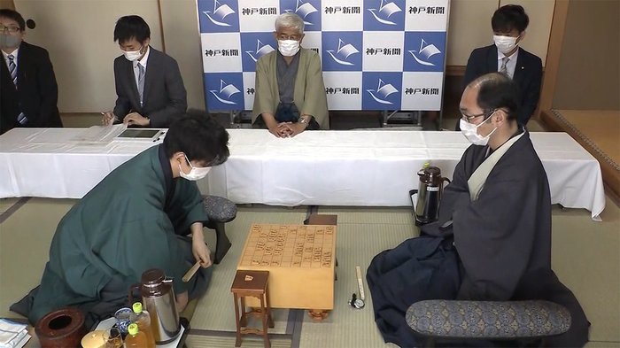 藤井棋聖 最年少2冠大手なるか 王位戦第3局 2日目対局中
