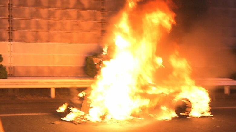 首都高湾岸線で“フェラーリ”燃える火事｜FNNプライムオンライン