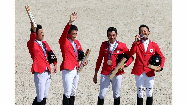 “初老ジャパン”が快挙！総合馬術団体で日本銅メダル　平均年齢41.5歳！92年ぶりの馬術日本勢2個目メダル獲得｜FNNプライムオンライン