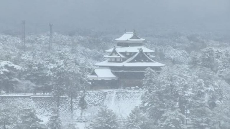 【新春寒波】山陰地方の平地でも積雪　松江市で今季最深１５センチ　３日昼前まで大雪に注意を｜FNNプライムオンライン