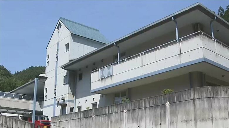車椅子に乗った90歳男性の背中蹴る　特養職員を逮捕「忙しい時にいろいろ頼まれ…」男性は搬送後に死亡｜FNNプライムオンライン