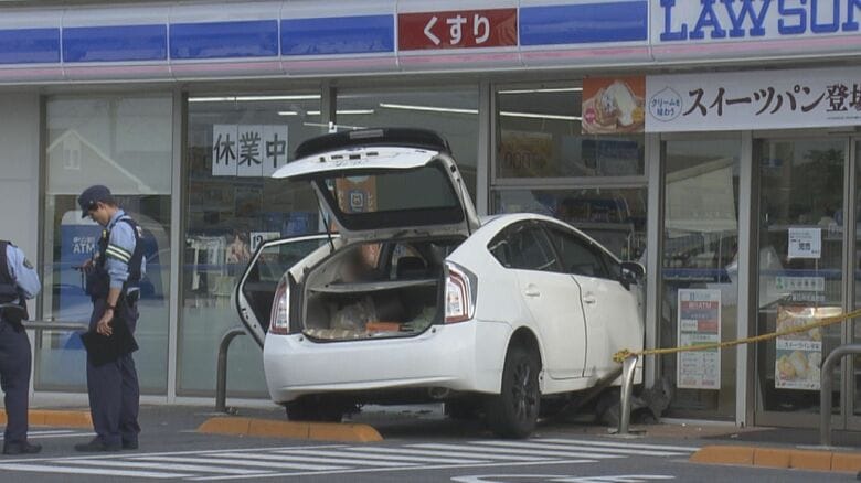 入口近くのガラス突き破る…60代男性運転の車がコンビニに前から突っ込む 店内に客おらず店員も無事｜FNNプライムオンライン