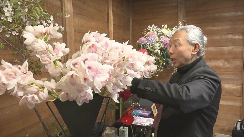 「花からいっぱいのパワーを」華道家・假屋崎省吾さんの個展 生け花のデモンストレーションも披露｜FNNプライムオンライン