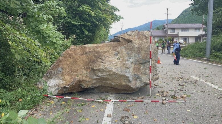 高さ2m×幅3mもの大きさ…県道に巨大な『落石』一部の区間が通行止めに 近くを通るJR線も一時運転見合わせ｜FNNプライムオンライン
