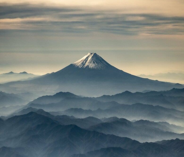 まるで水墨画？飛行機から撮影した「富士山」が構図も色合いも見事…撮影のコツを聞いた｜FNNプライムオンライン