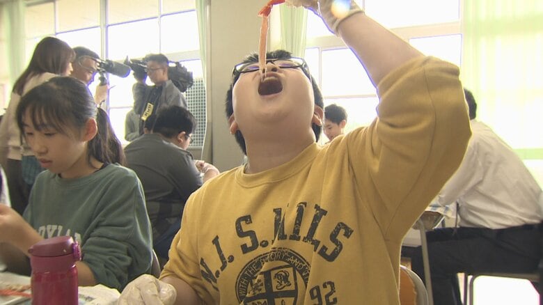 ベニズワイガニを1人1杯の恒例給食！「射水市に生まれてよかった」児童が地元の味を堪能｜FNNプライムオンライン