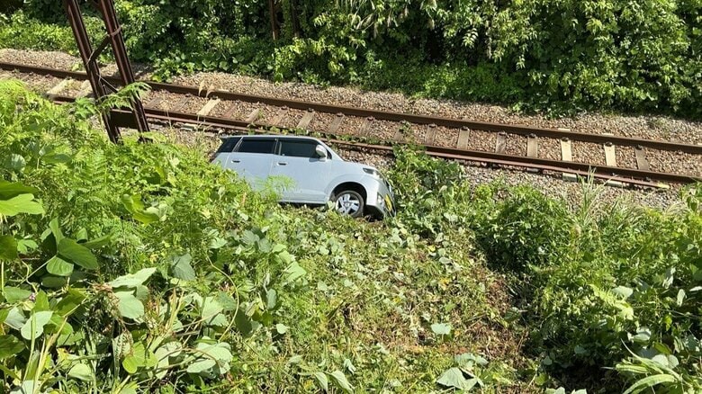 「撮り鉄」観光列車の撮影目的で危険な迷惑行為か　親子3人を過失往来危険の疑いで書類送検　車が線路脇に転落、他の列車の運行に影響　同日、線路内に男性が立ち入る事案も　JR東日本「悪質の場合は法的措置を」｜FNNプライムオンライン