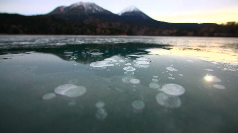 秘境の湖が全面結氷…ガラス細工のような氷の芸術「アイスバブル」出現 北海道ついに根雪の時期に 路面凍結の転倒に注意を！どこが一番滑る？北海道｜FNNプライムオンライン