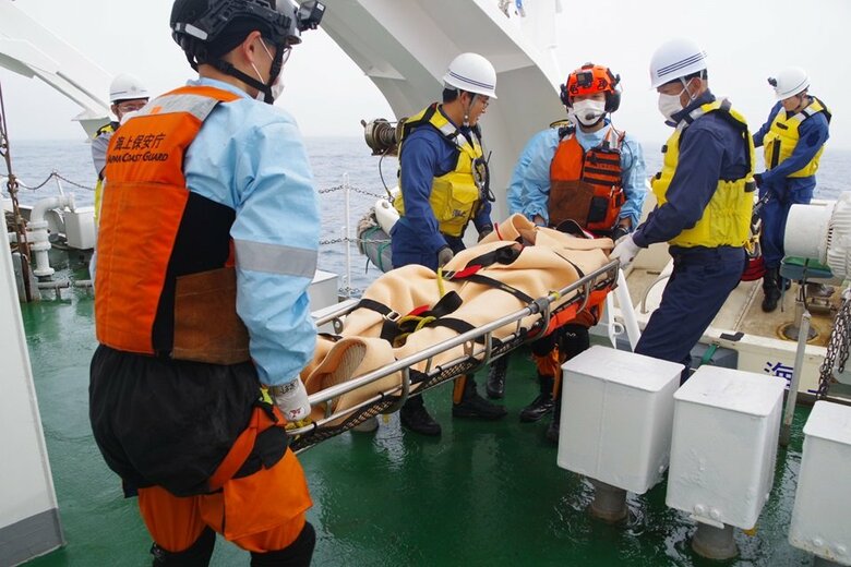 【海の”ドクヘリ”洋上救急】北海道納沙布岬沖1000キロで台湾漁船の負傷者を緊急搬送―医師を乗せて巡視船そうやが急行―海のど真ん中で命をつなぐ＜第一管区海上保安本部＞｜FNNプライムオンライン
